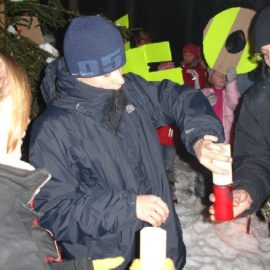 7-weihnachtsfeier-wir-zuenden-die-kerzen-an.jpg