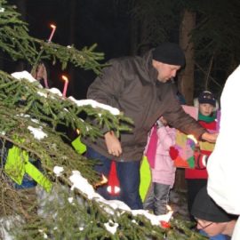 8-weihnachtsfeier-die-kerzen-werden-auf-den-baum-gesteckt.jpg