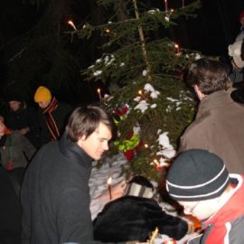 9-weihnachtsfeier-die-kerzen-werden-auf-den-baum-gesteckt-2.jpg